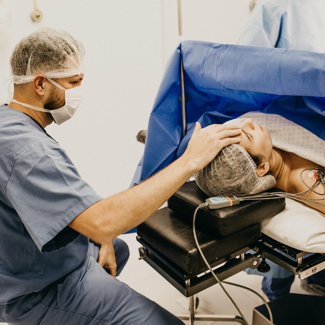 anesteziolog nadzira pacienta ves čas operacije