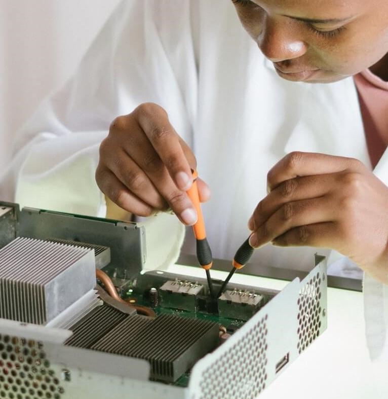 Oseba, ki popravlja elektroniko.