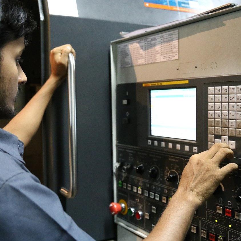 oblikovalec kovin za računalnikom nadzira proizvodnjo