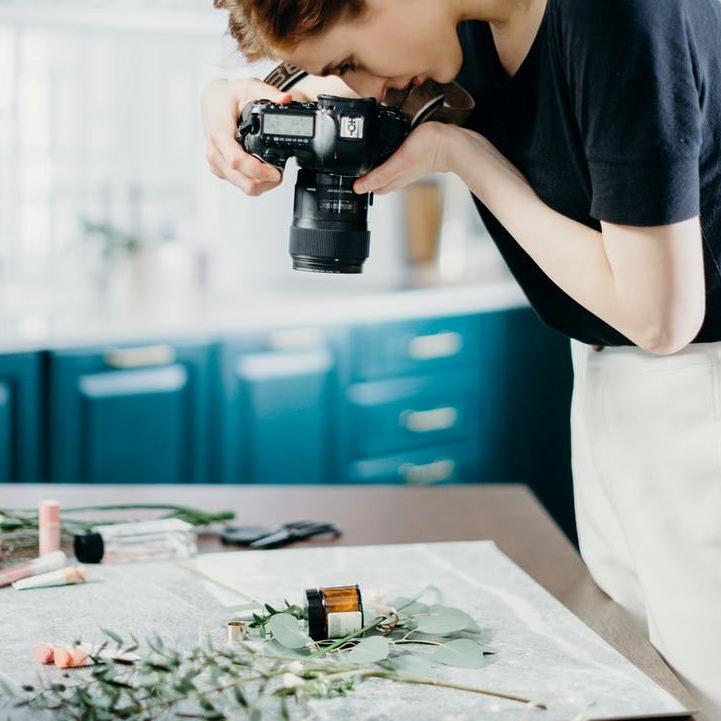 Oseba fotografira izdelke