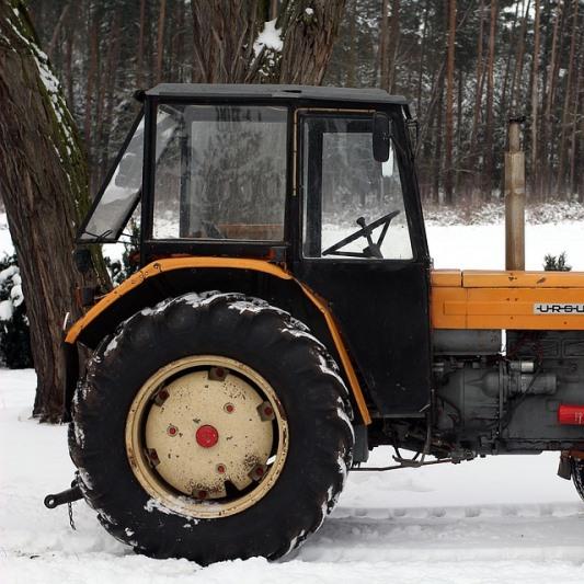 Traktor v snegu