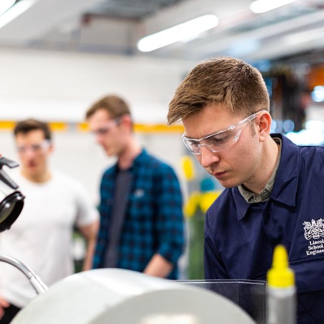 Načrtuje tehnološki razvoj novih industrijskih izdelkov