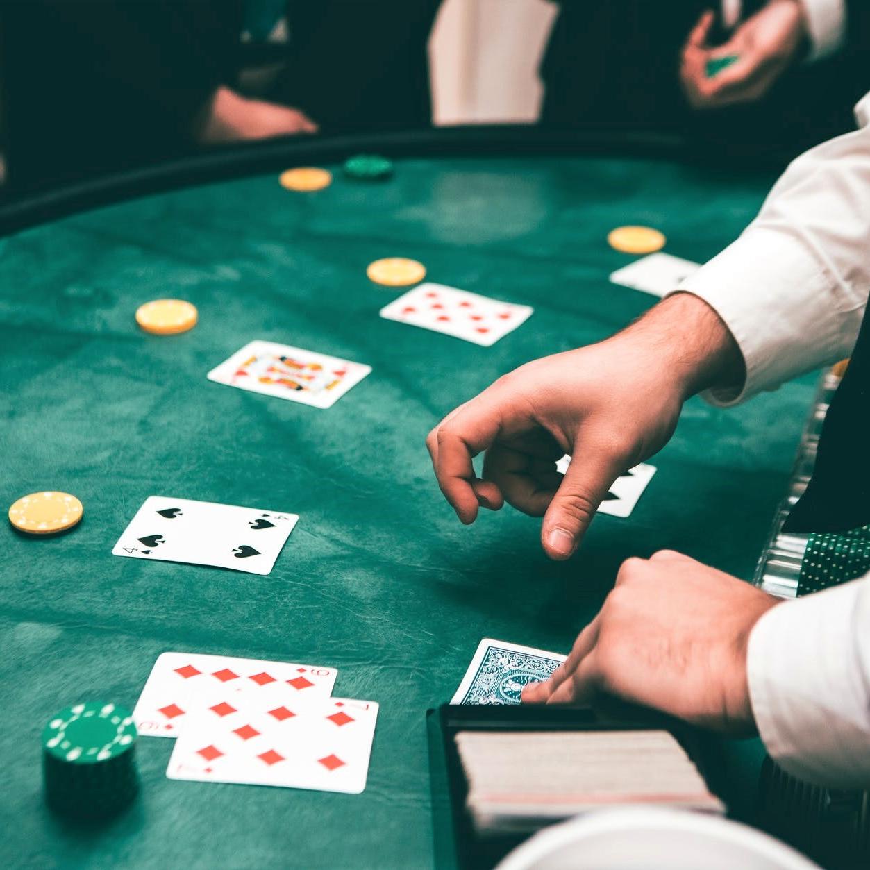 Oseba deli karte za igralno mizo v casinoju.