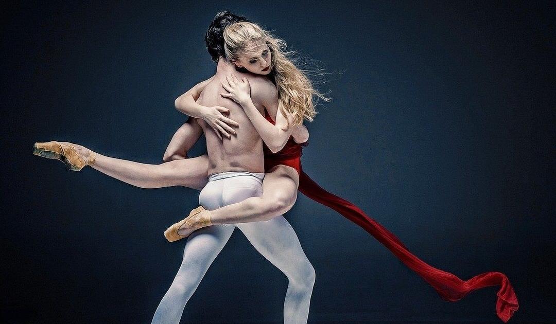 Moški in ženska, ki plešeta.