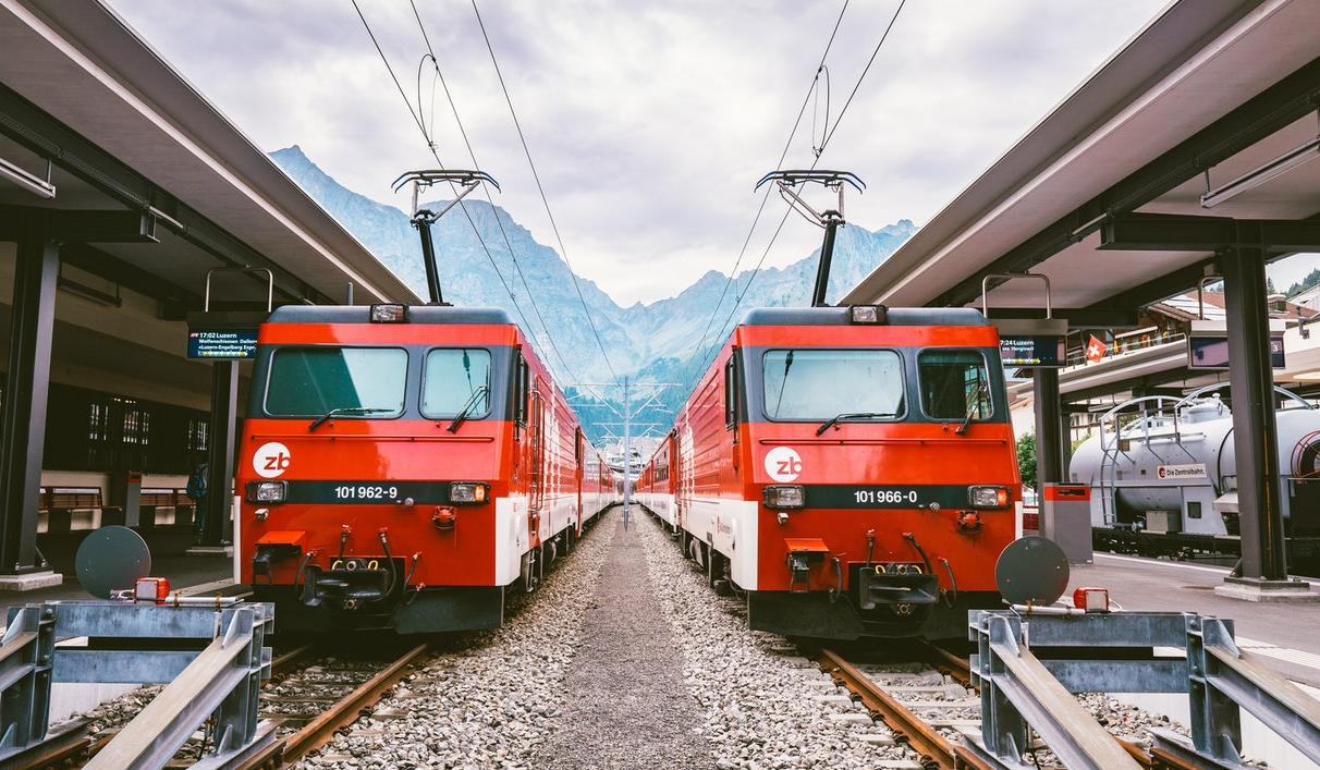 Dva rdeča vlaka