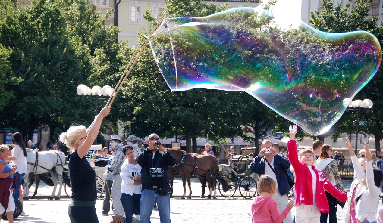 Ženska piha ogromen balon med turisti