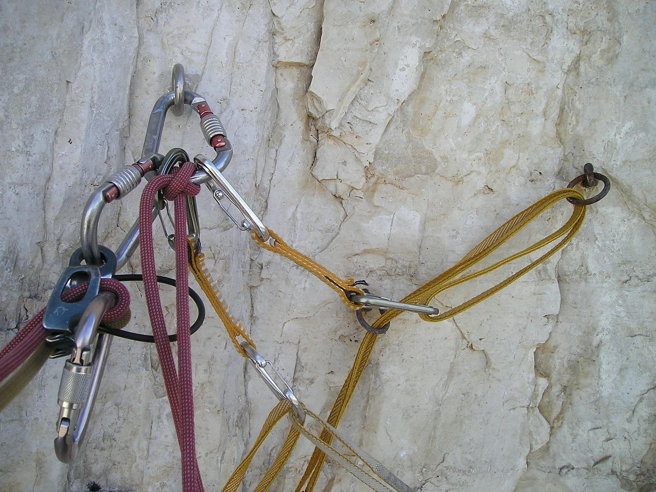 Klini in plezalne vrvi v skali.
