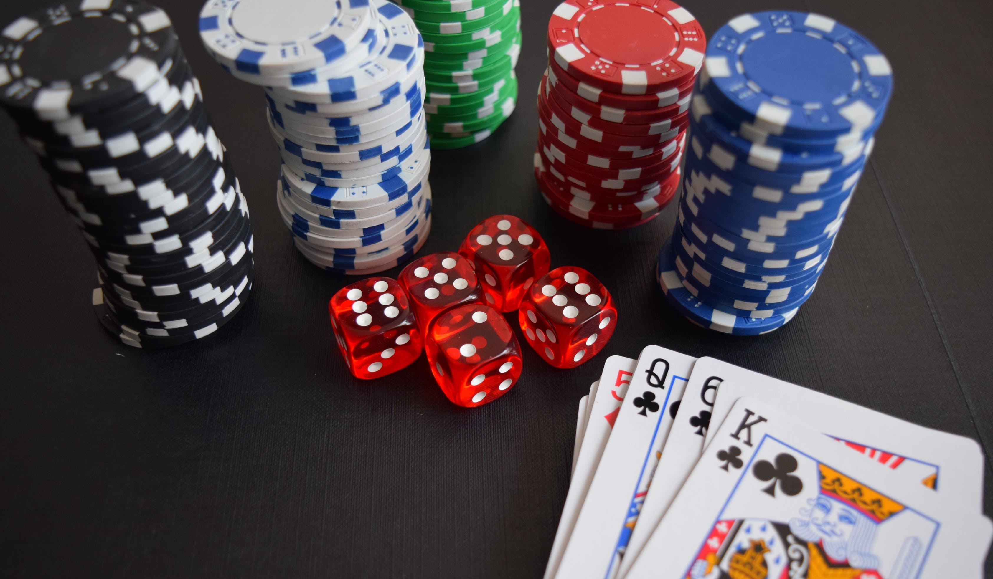 Žetoni, karte in kocke, ki se jih uporablja v casinoju.
