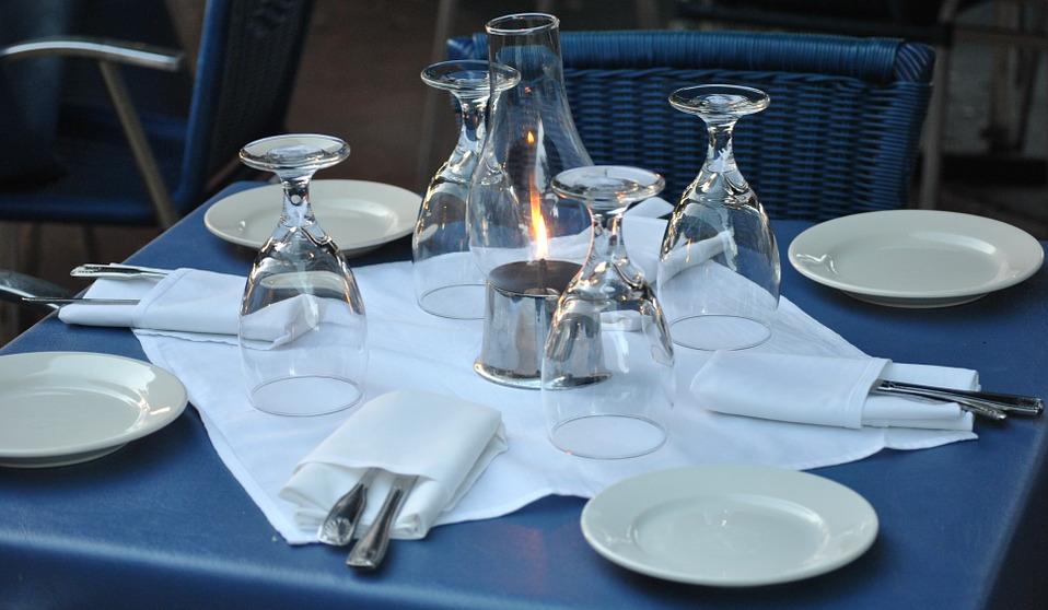 Poskrbi,da so mize pripravljena za goste